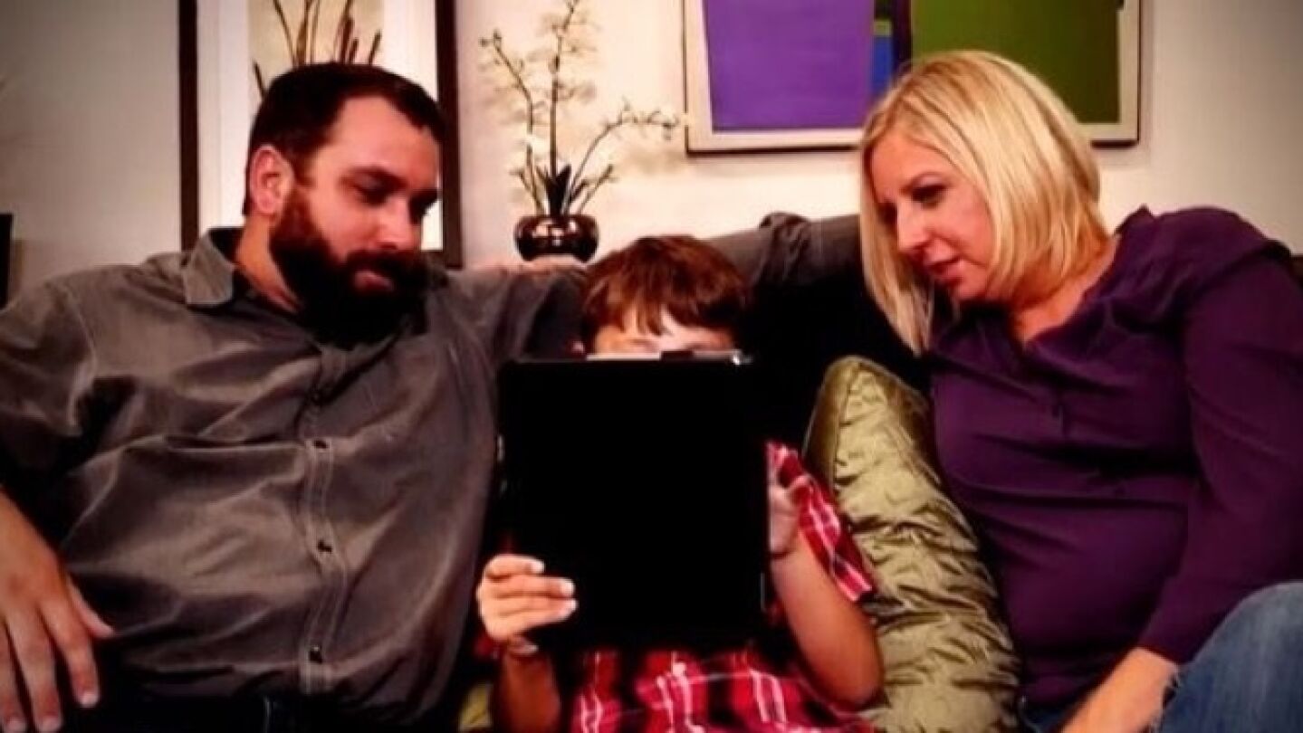 Michael su padre y su madre biol&oacute;gica durante el programa