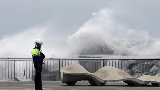 Un agente de la Guardia Urbana en la playa de la Barceloneta