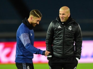 Sergio Ramos y Zinedine Zidane, durante un entrenamiento Sergio Ramos y Zinedine Zidane, durante un entrenamiento