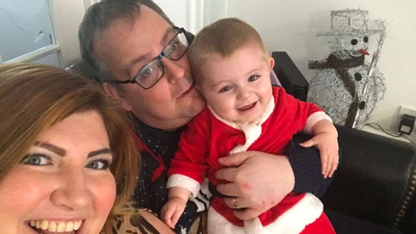 Imagen de la familia con su beb&eacute; recuperado