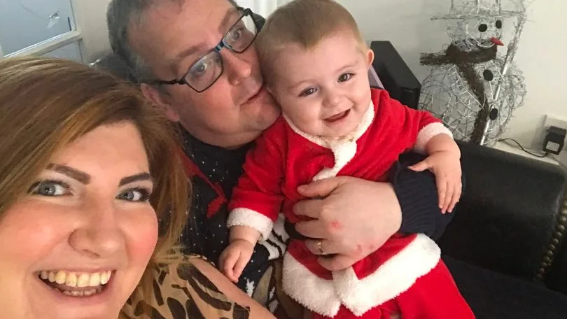 Imagen de la familia con su bebé recuperado Imagen de la familia con su bebé recuperado