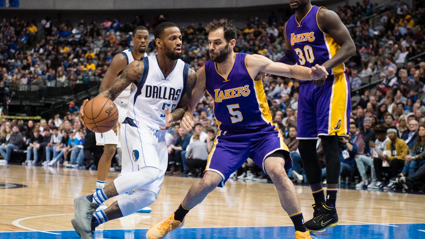 Calder&oacute;n defiende en el partido ante los Dallas Mavericks