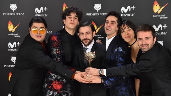 El equipo de 'Paquita Salas' posa junto al Premio Feroz 2017 a Mejor comedia El equipo de 'Paquita Salas' posa junto al Premio Feroz 2017 a Mejor comedia