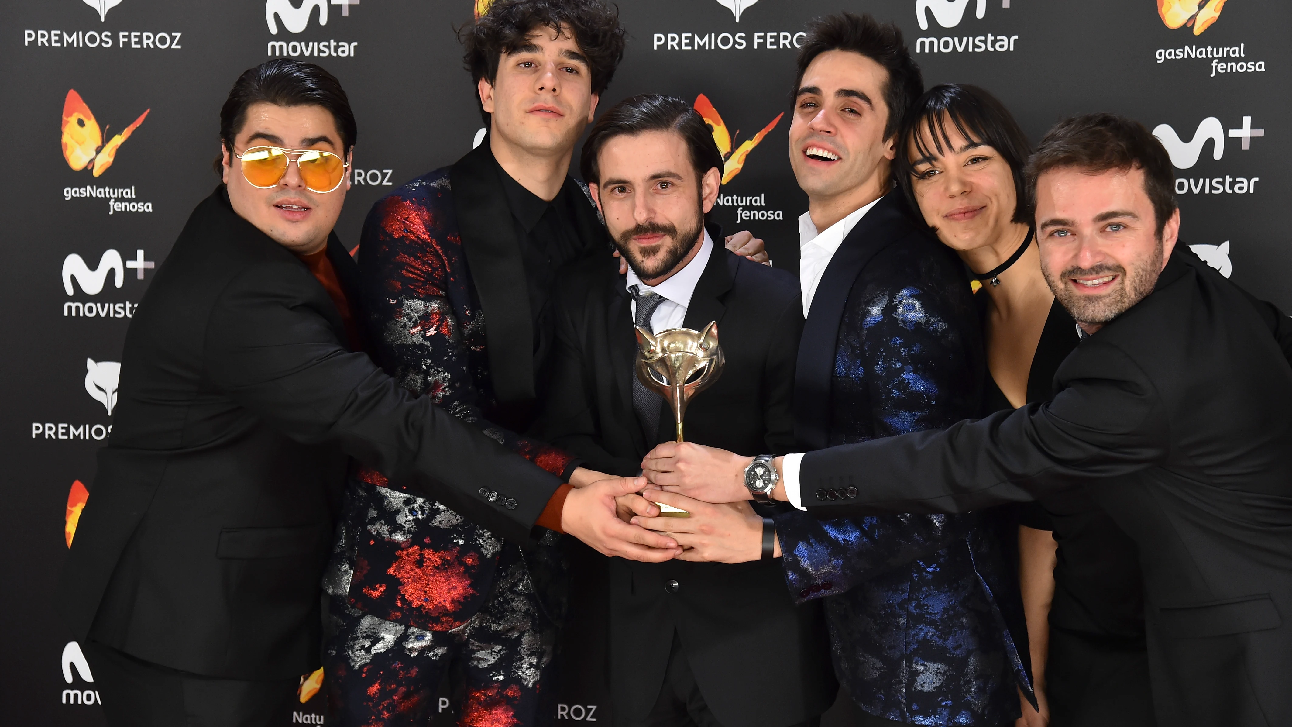 El equipo de 'Paquita Salas' posa junto al Premio Feroz 2017 a Mejor comedia