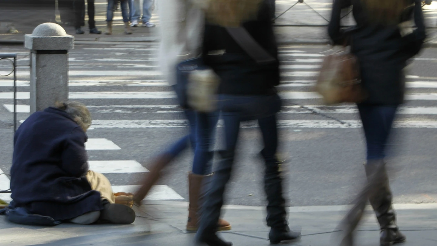 Una persona pidiendo limosna en la calle Una persona pidiendo limosna en la calle