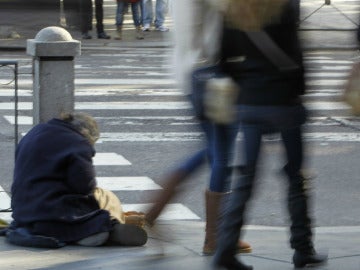 Una persona pidiendo limosna en la calle Una persona pidiendo limosna en la calle