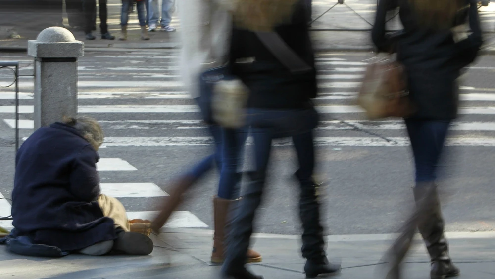 Una persona pidiendo limosna en la calle