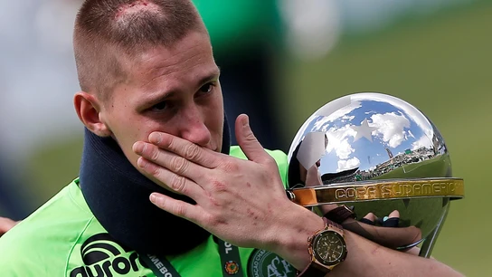 Jackson Follmann, con la Copa Sudamericana Jackson Follmann, con la Copa Sudamericana