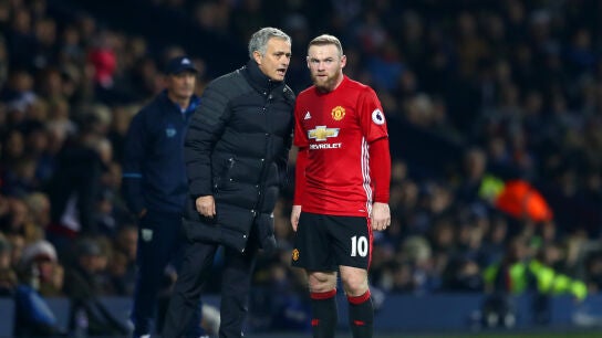 Rooney recibe &oacute;rdenes de Mourinho