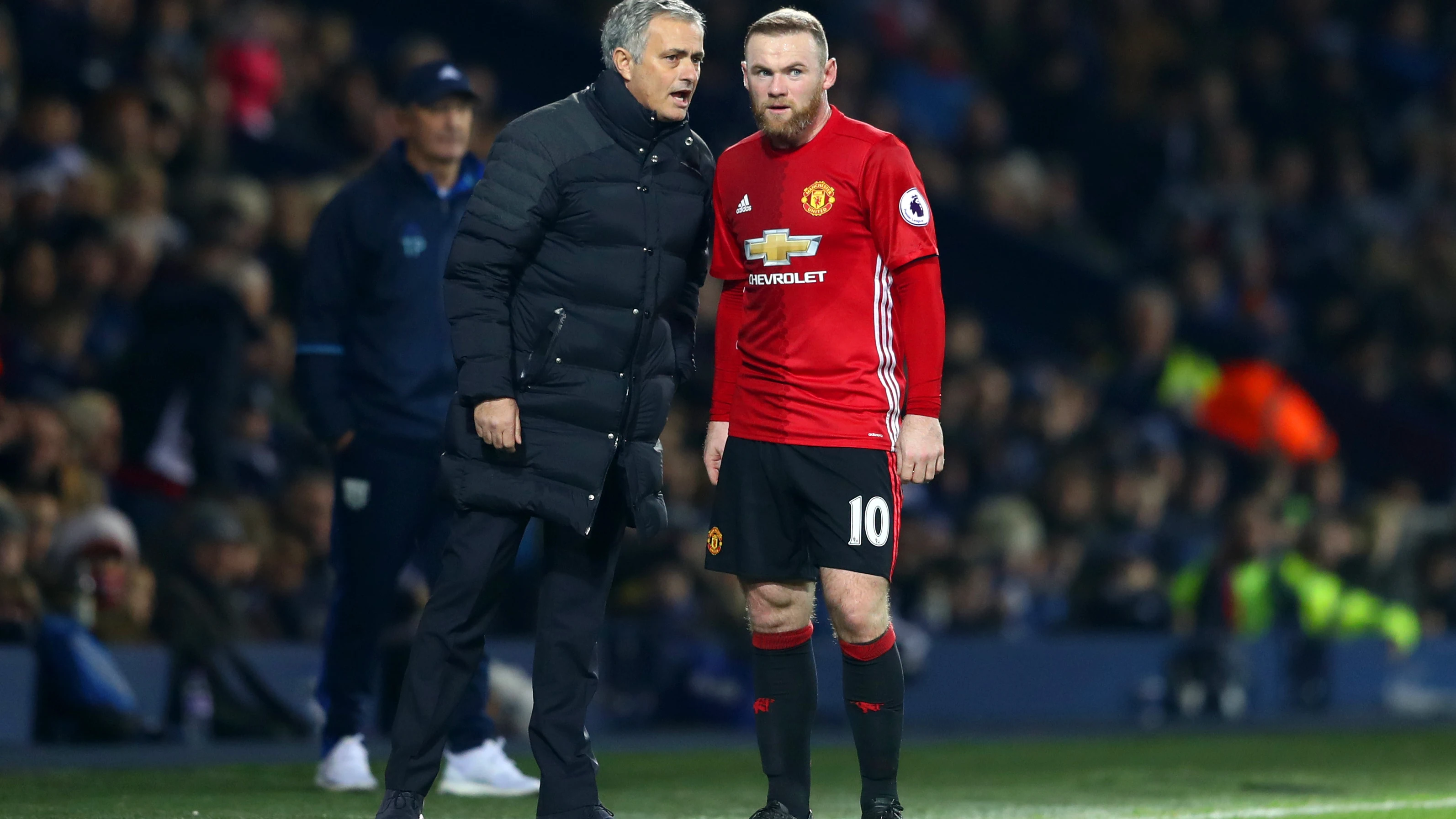 Rooney recibe órdenes de Mourinho Rooney recibe órdenes de Mourinho