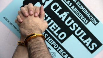Dos manos atadas durante una protesta contra la cláusulas suelo de las hipotecas