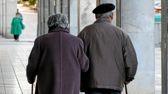 Una pareja de ancianos pasea por la calle