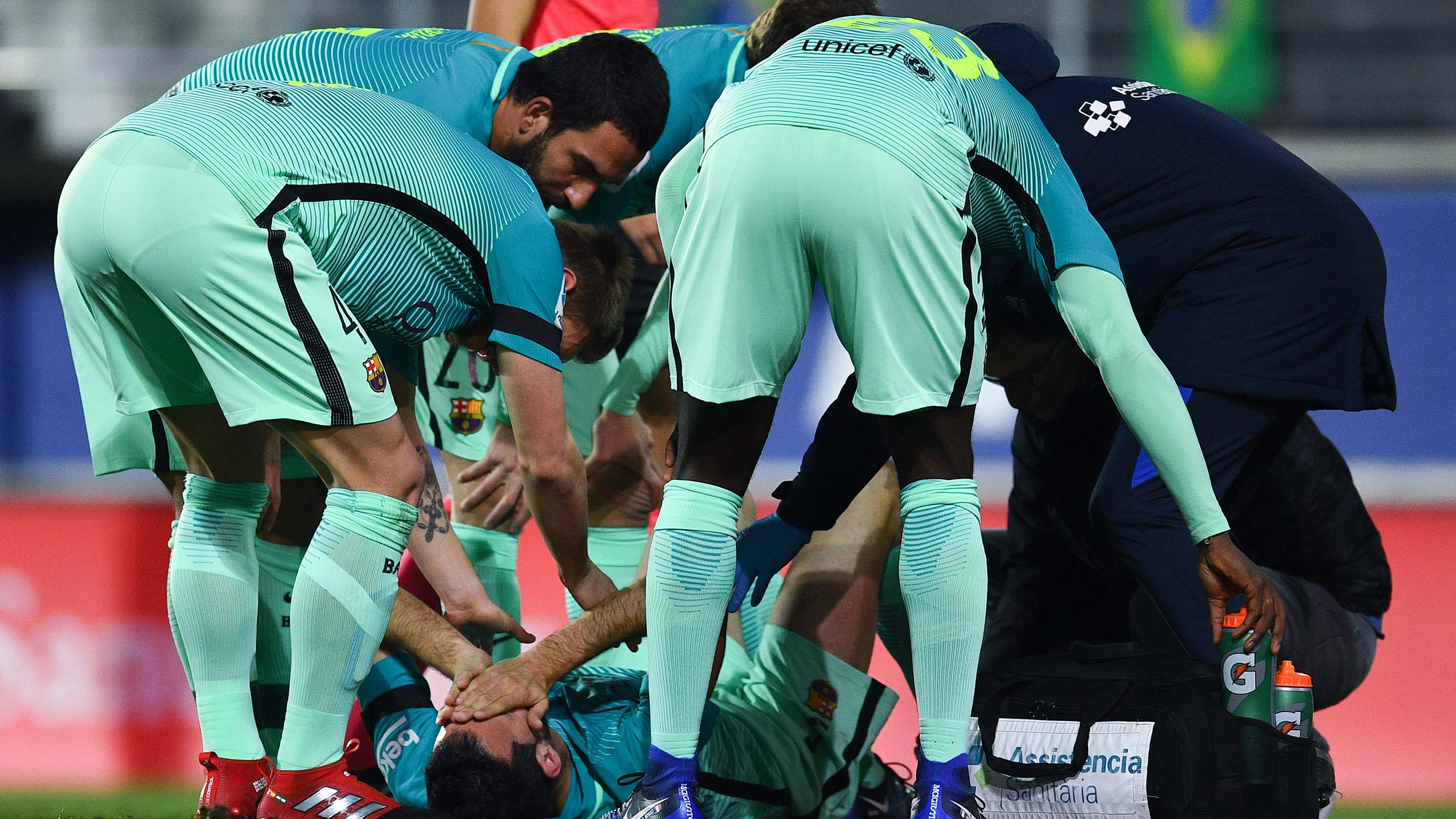Busquets, en el césped de Ipurúa
