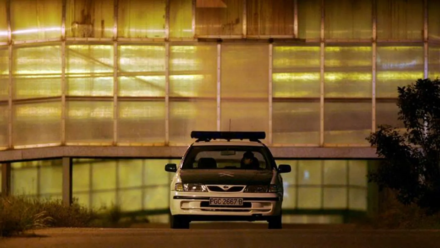 Un coche de la Guardia Civil patrulla los alrededores del centro penitenciario de Picassent (Valencia) Un coche de la Guardia Civil patrulla los alrededores del centro penitenciario de Picassent (Valencia)