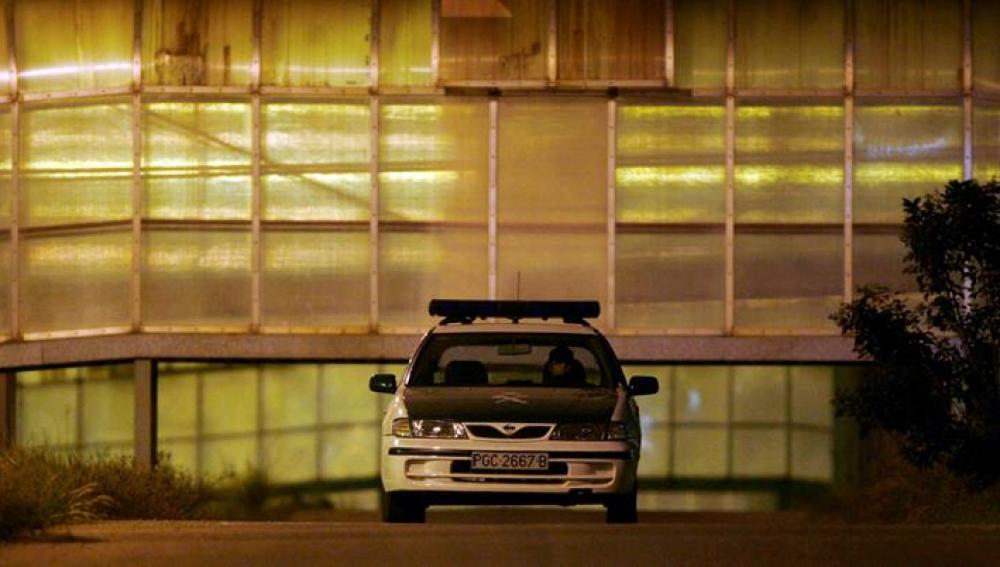 Un coche de la Guardia Civil patrulla los alrededores del centro penitenciario de Picassent (Valencia)