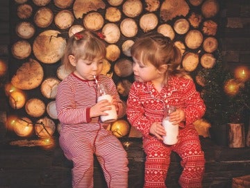 Niños bebiendo leche