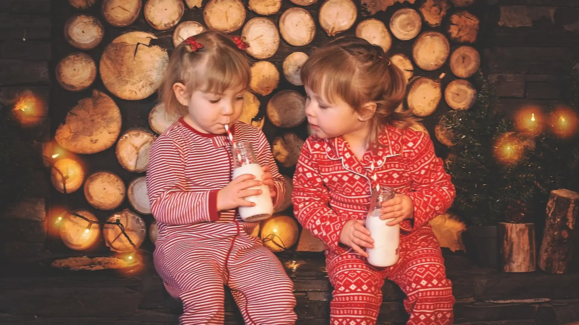 Niños bebiendo leche