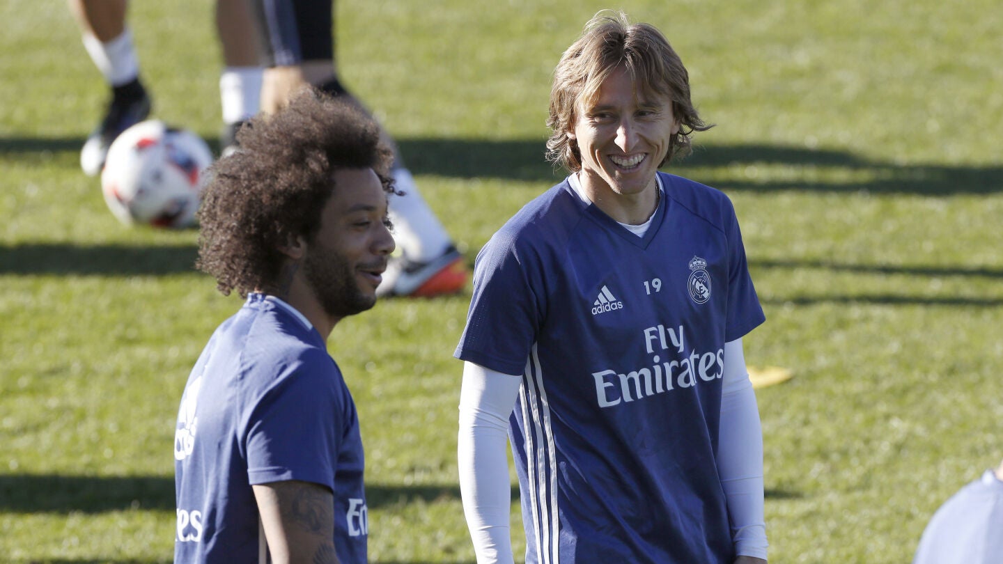 Marcelo y Modric sonr&iacute;en durante un entrenamiento con el Real Madrid