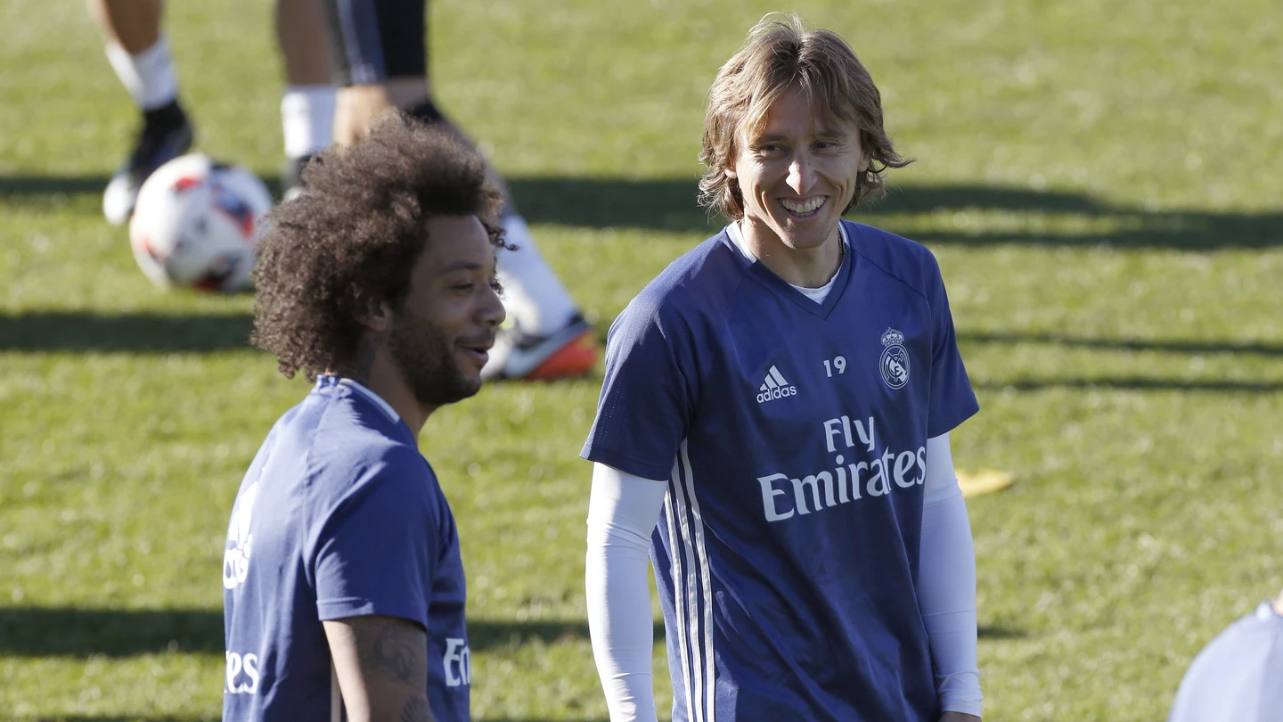 Marcelo y Modric sonríen durante un entrenamiento con el Real Madrid Marcelo y Modric sonríen durante un entrenamiento con el Real Madrid