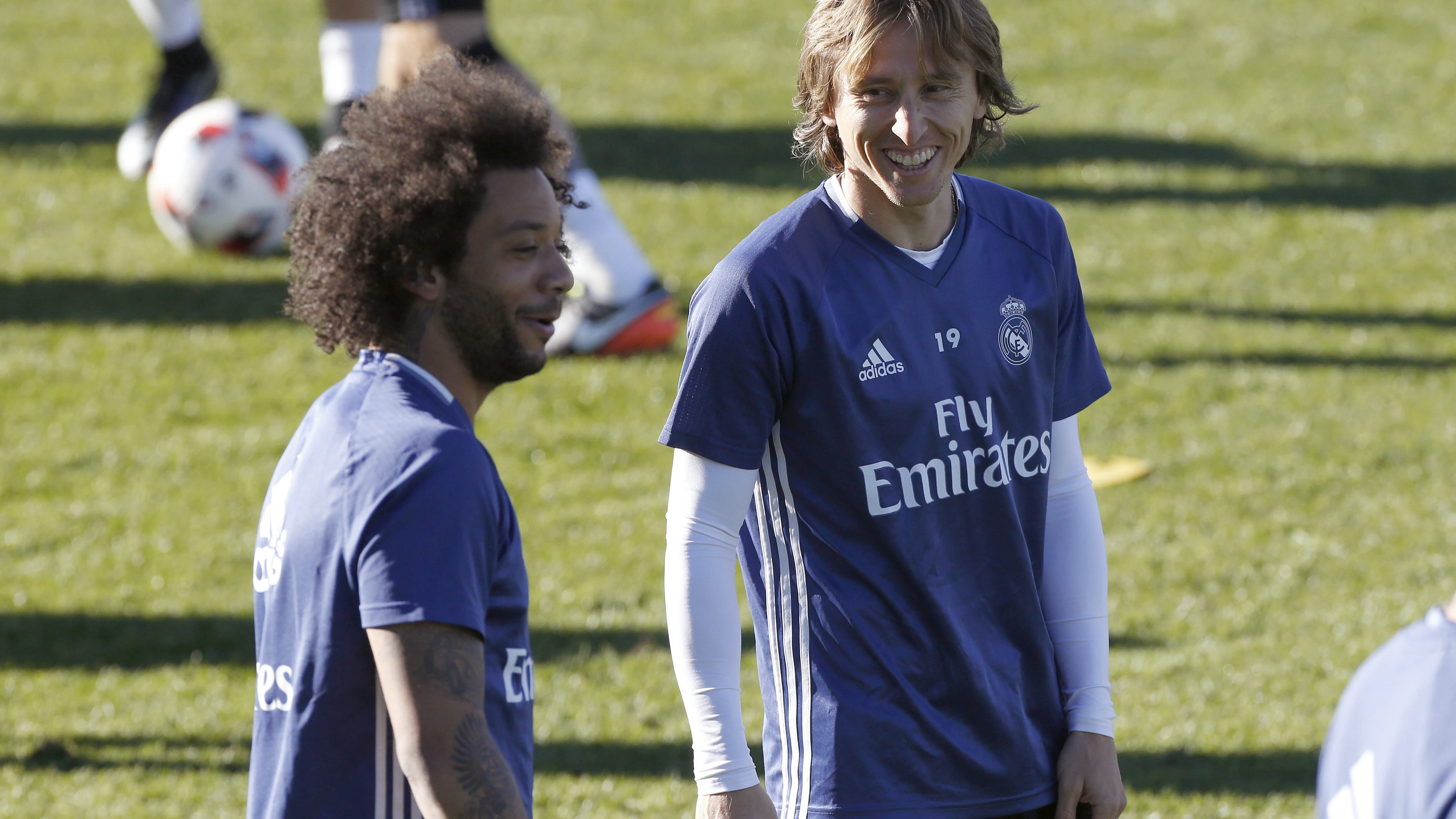 Marcelo y Modric sonríen durante un entrenamiento con el Real Madrid Marcelo y Modric sonríen durante un entrenamiento con el Real Madrid