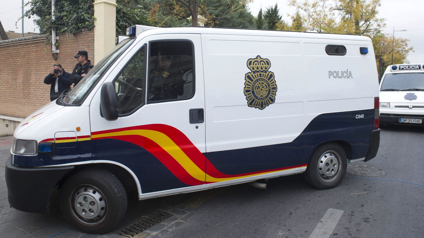 Un furg&oacute;n de la Polic&iacute;a Nacional 