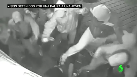 Frame 10.384256 de: Sola y sin ayuda, la impactantes imágenes de la brutal paliza a una joven en Murcia Frame 10.384256 de: Sola y sin ayuda, la impactantes imágenes de la brutal paliza a una joven en Murcia
