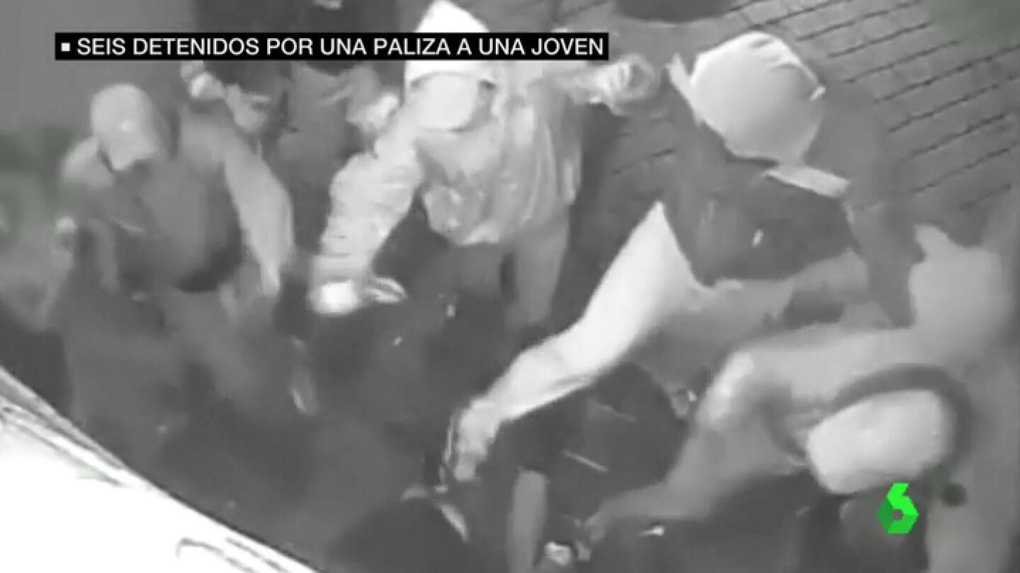 Frame 10.384256 de: Sola y sin ayuda, la impactantes im&aacute;genes de la brutal paliza a una joven en Murcia