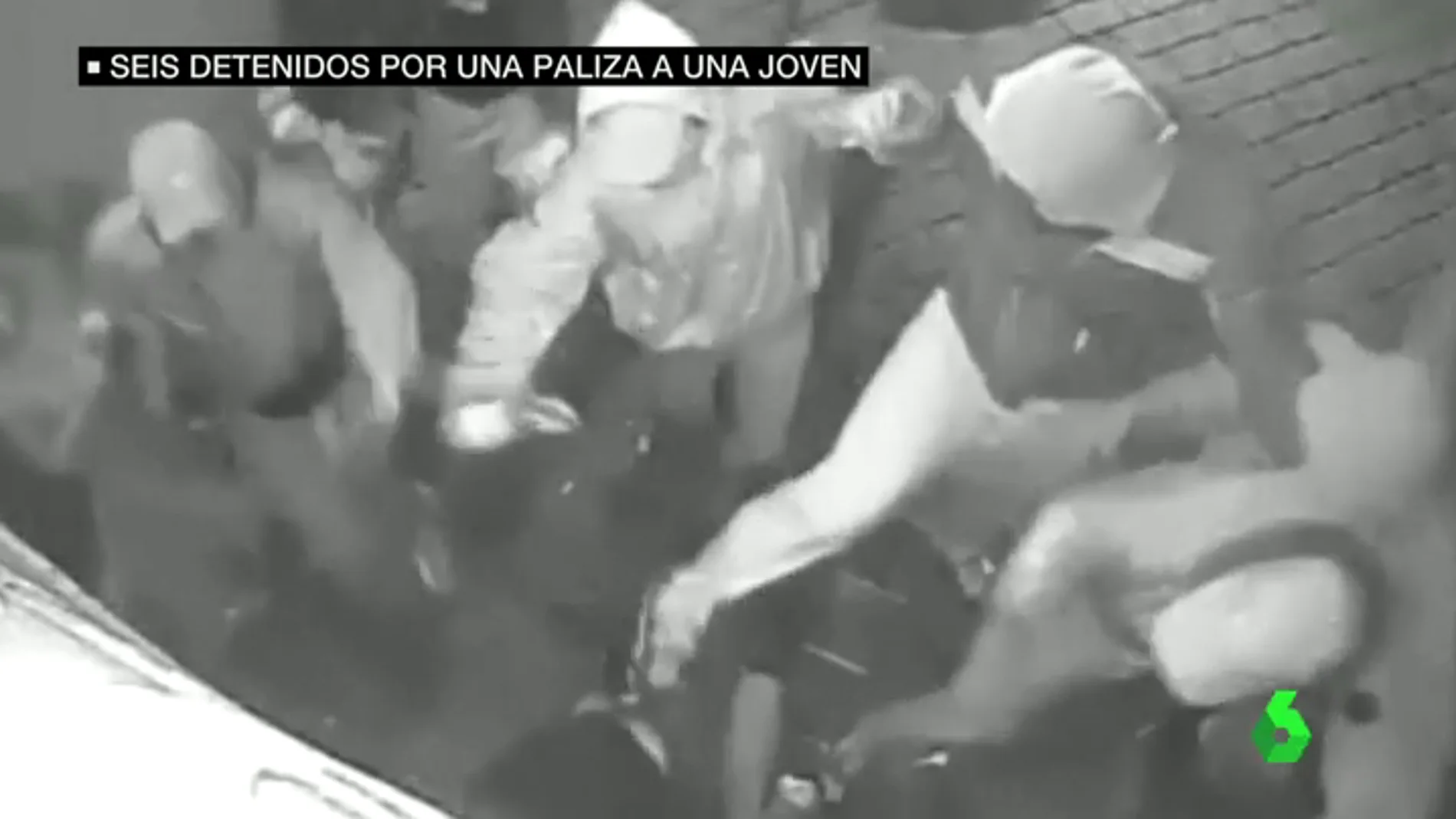 Frame 10.384256 de: Sola y sin ayuda, la impactantes imágenes de la brutal paliza a una joven en Murcia