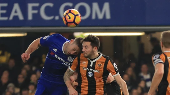 Cahill y Mason chocan en un salto por la disputa del balón Cahill y Mason chocan en un salto por la disputa del balón