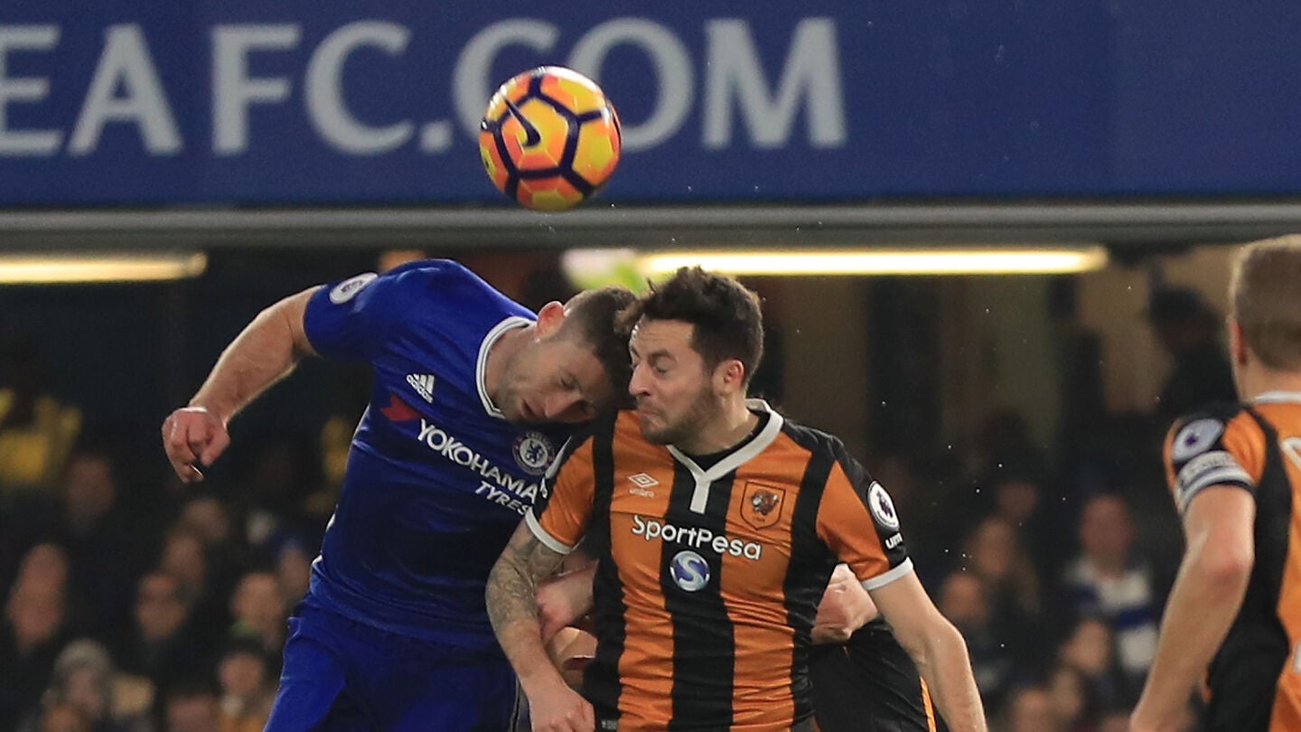 Cahill y Mason chocan en un salto por la disputa del bal&oacute;n
