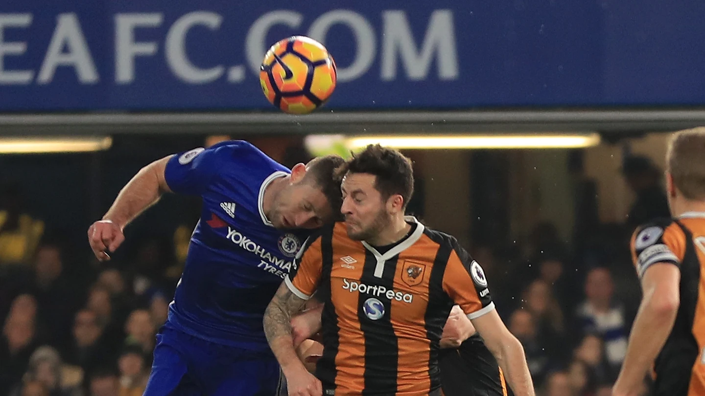 Cahill y Mason chocan en un salto por la disputa del balón Cahill y Mason chocan en un salto por la disputa del balón