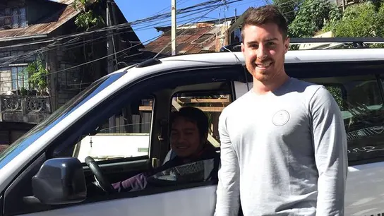 Trent Shields junto al taxista que le devolvió sus pertenencias Trent Shields junto al taxista que le devolvió sus pertenencias