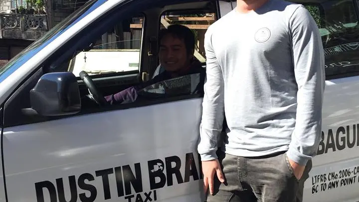  Trent Shields junto al taxista que le devolvió sus pertenencias