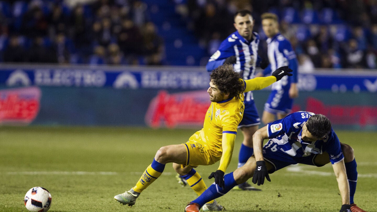 V&iacute;ctor P&eacute;rez y Daniel Torres pelean por un bal&oacute;n