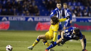 Víctor Pérez y Daniel Torres pelean por un balón