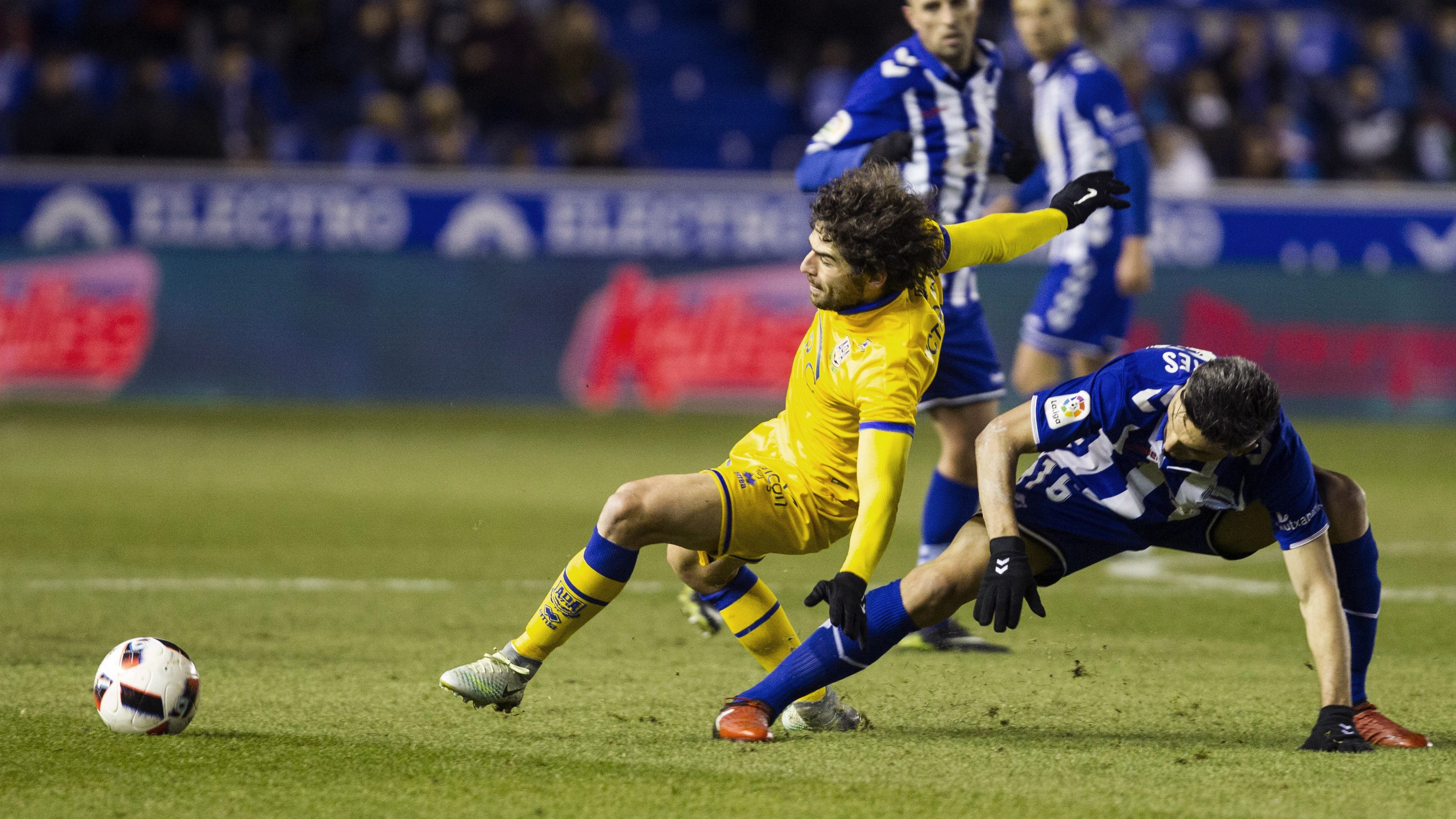 Víctor Pérez y Daniel Torres pelean por un balón