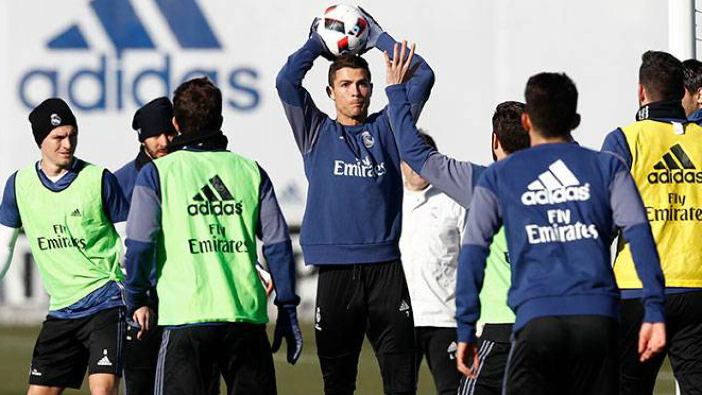 Cristiano Ronaldo lanza el bal&oacute;n en un entrenamiento del Madrid