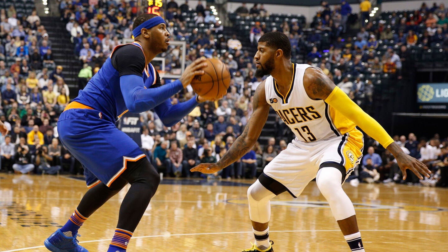 Carmelo Anthony mira a canasta ante la defensa de Paul George