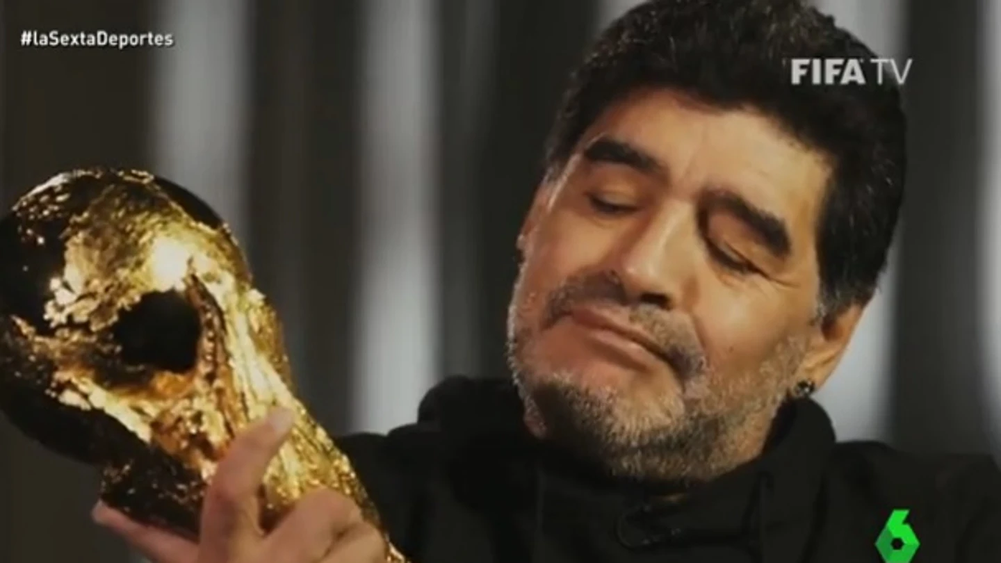 Maradona, con la Copa del Mundo de 1986 Maradona, con la Copa del Mundo de 1986
