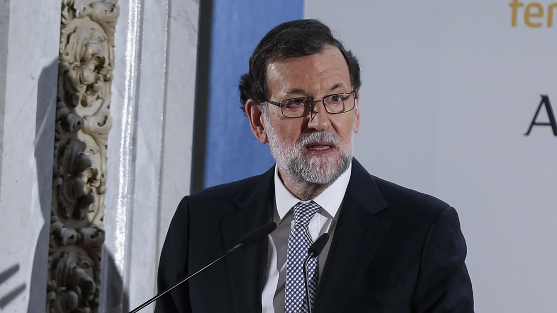 Mariano Rajoy contestando a los periodistas