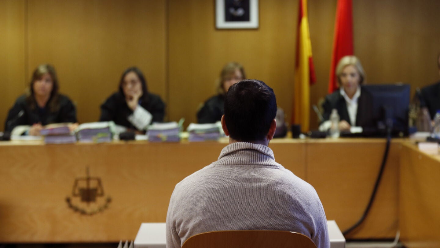 Un acusado frente al tribunal