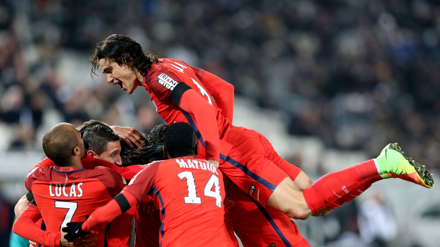 Edison Cavani celebra un gol con sus compa&ntilde;eros
