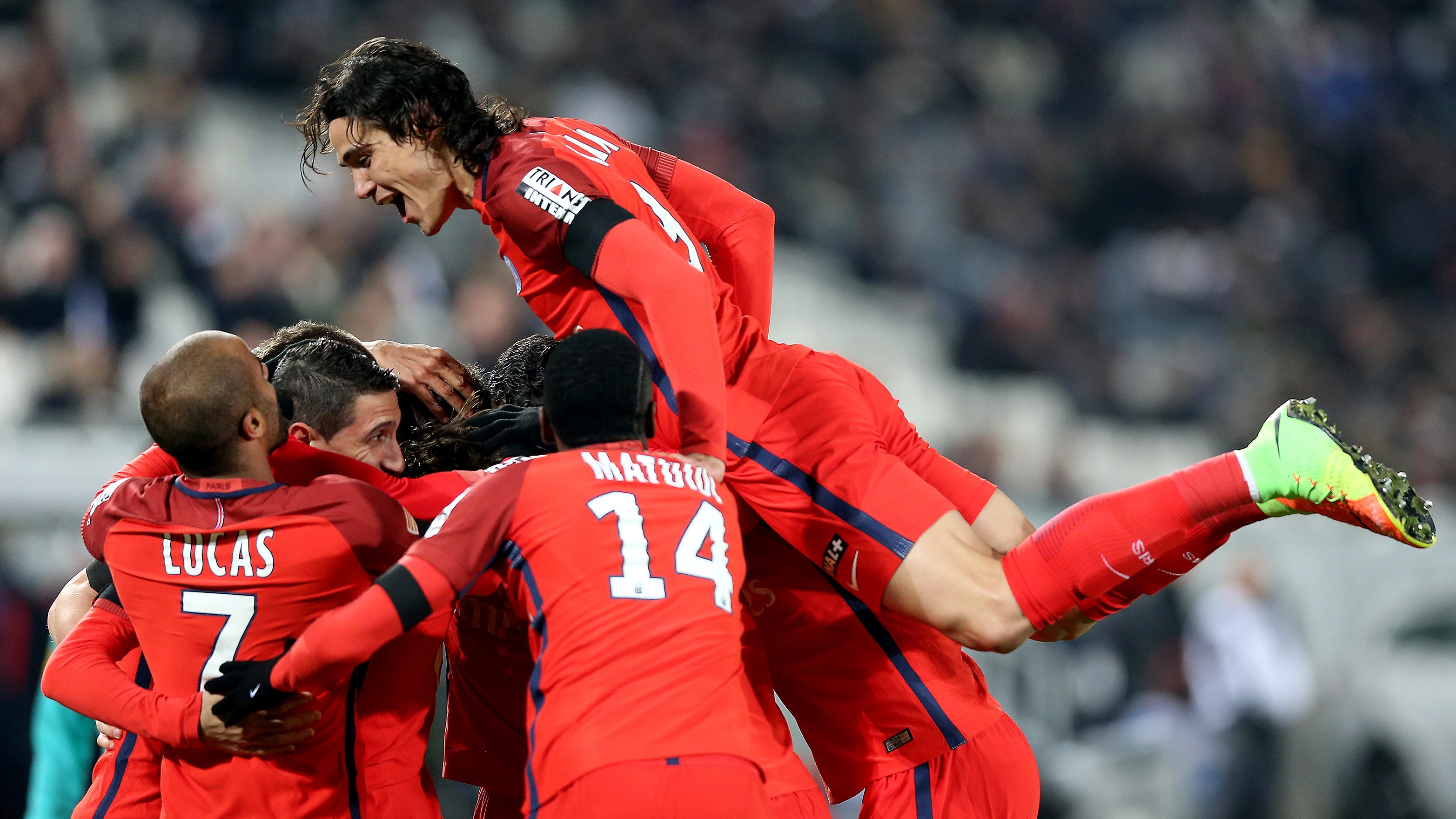 Edison Cavani celebra un gol con sus compañeros