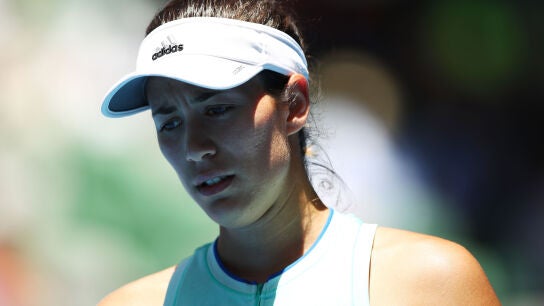 Garbi&ntilde;e Muguruza se lamenta en un partido del Open de Australia