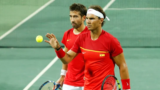 Nadal y Marc López, mientras disputan un partido con España Nadal y Marc López, mientras disputan un partido con España