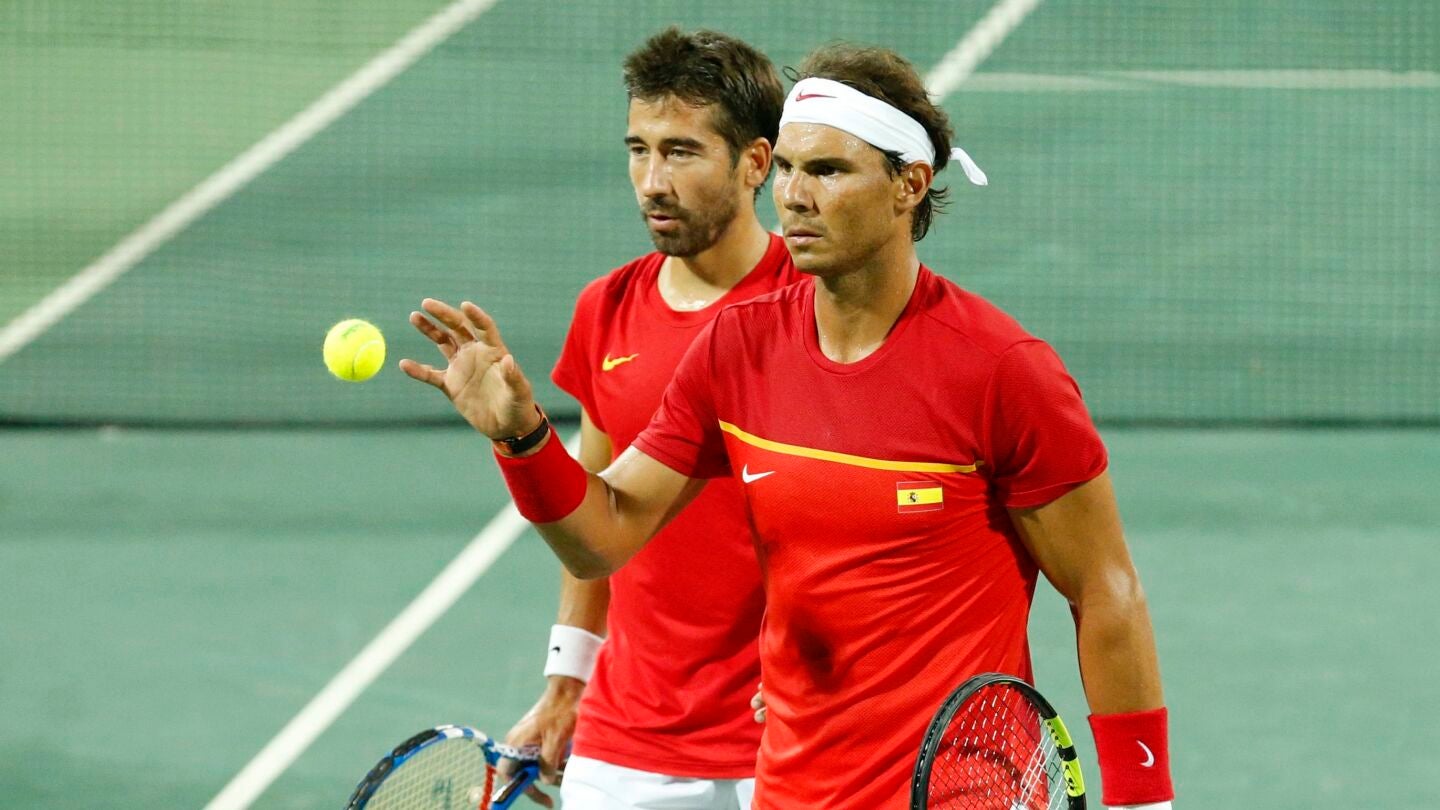 Nadal y Marc L&oacute;pez, mientras disputan un partido con Espa&ntilde;a