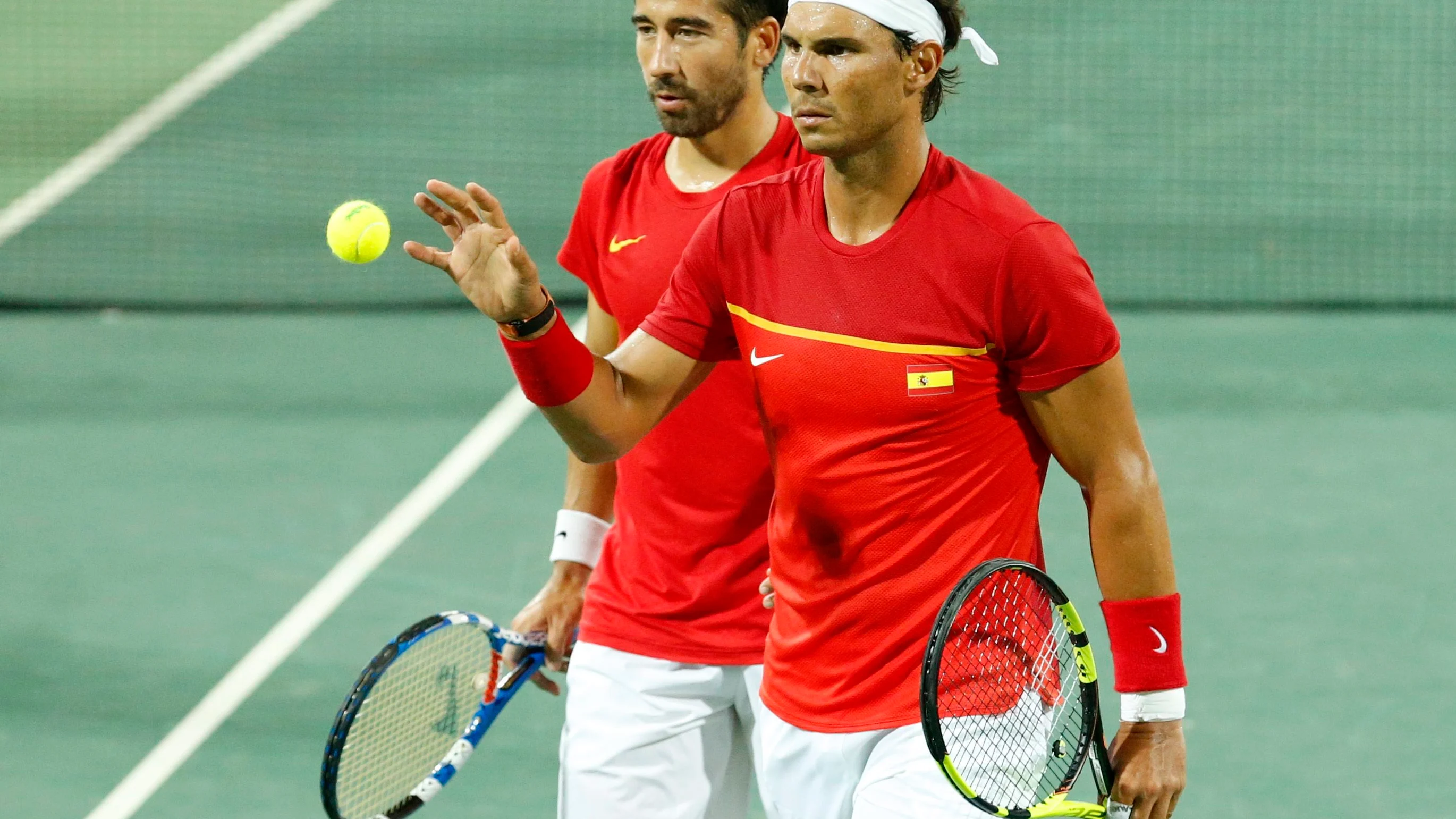 Nadal y Marc López, mientras disputan un partido con España