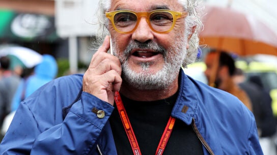 Flavio Briatore r&iacute;e mientras habla por tel&eacute;fono