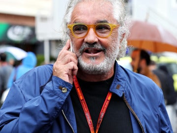 Flavio Briatore ríe mientras habla por teléfono Flavio Briatore ríe mientras habla por teléfono