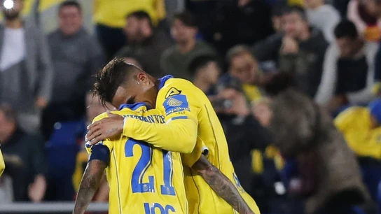 Viera y Boateng celebrando uno de los goles Viera y Boateng celebrando uno de los goles